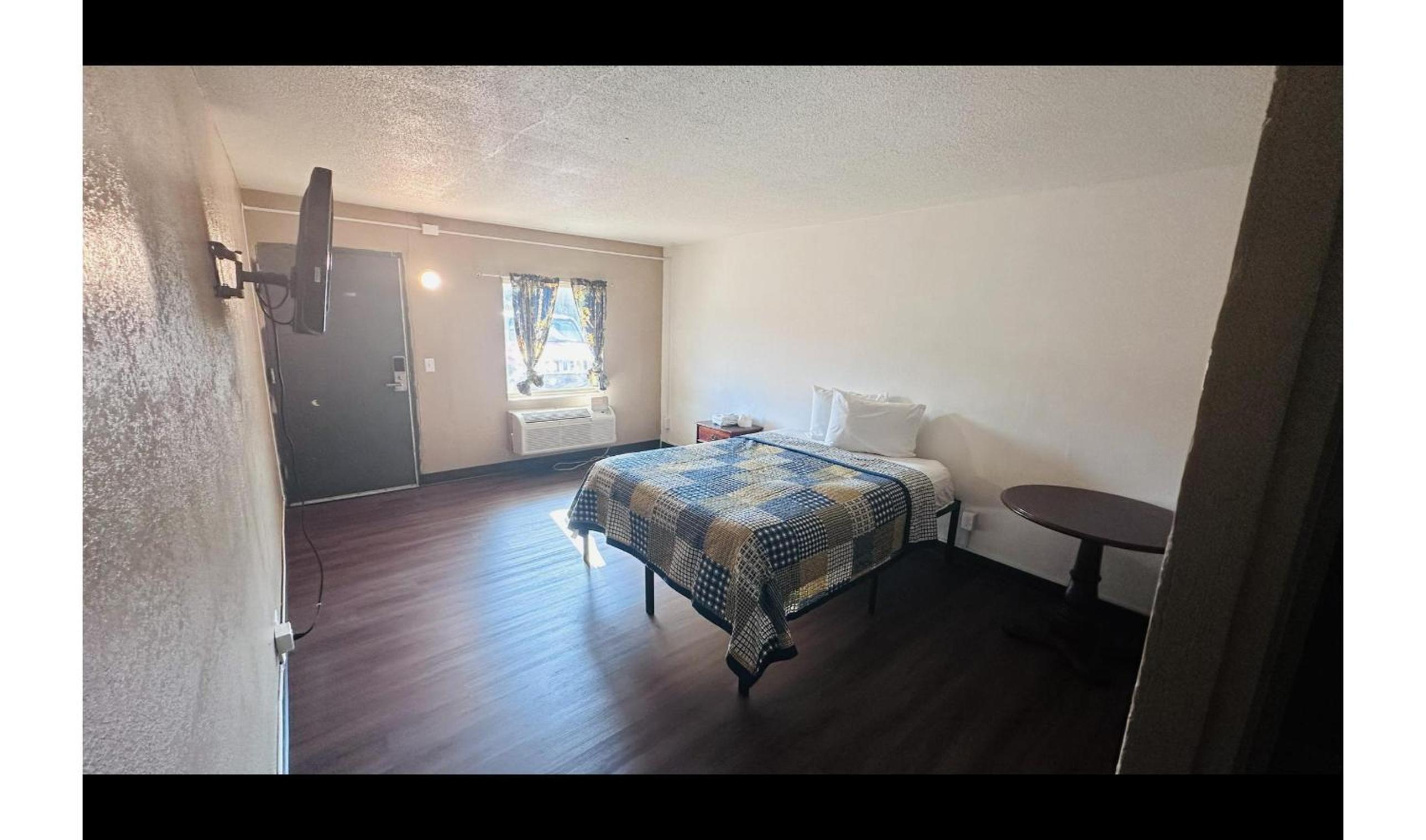 Фото Hallmark Inn by Oyo Fort Wayne