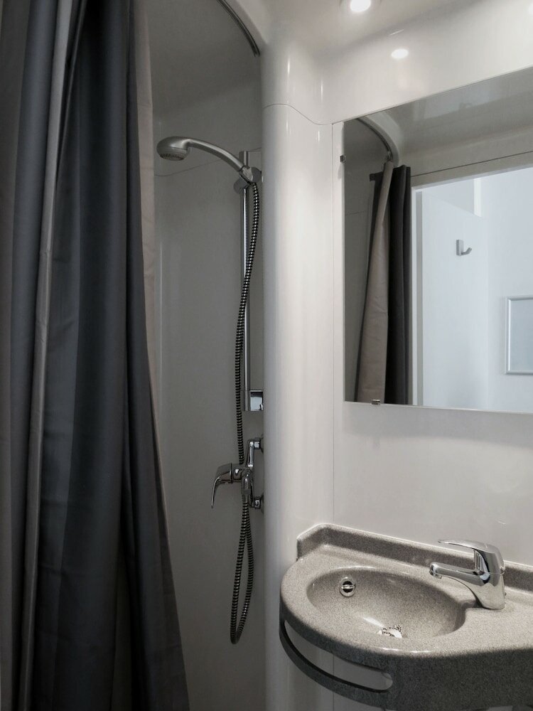 Фото St Christopher's Budget Hotel Paris