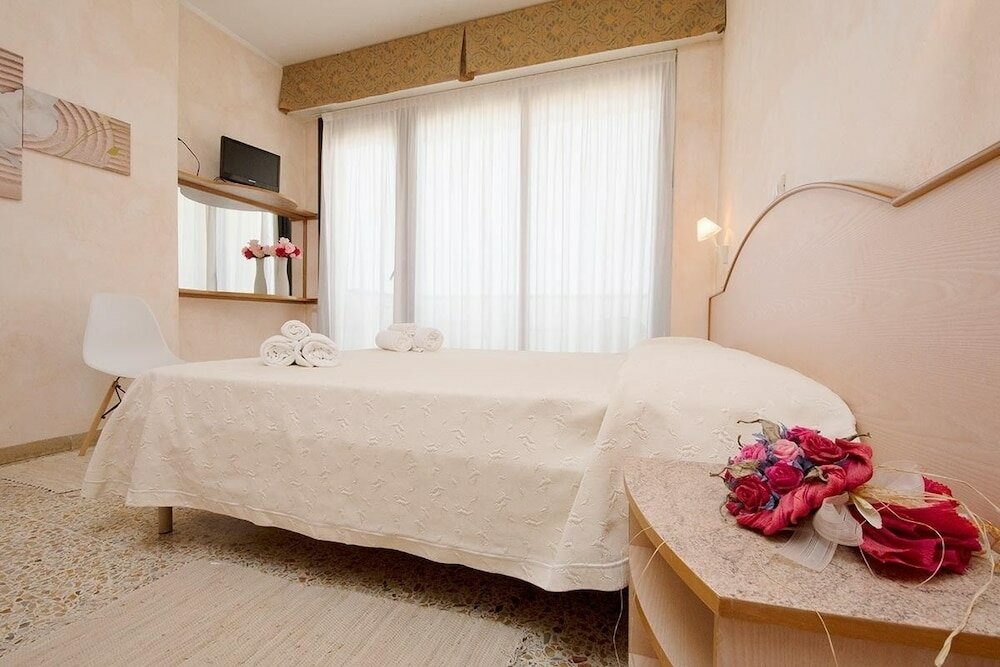 Фото Hotel Crown