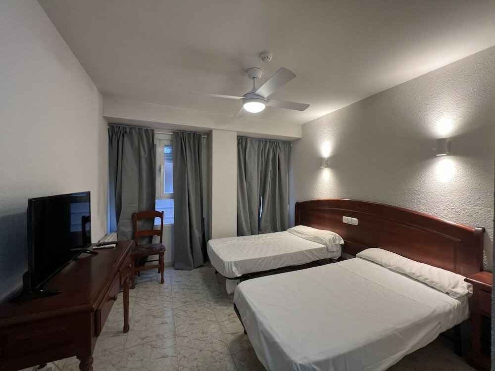 Фото Hostal La Embajada