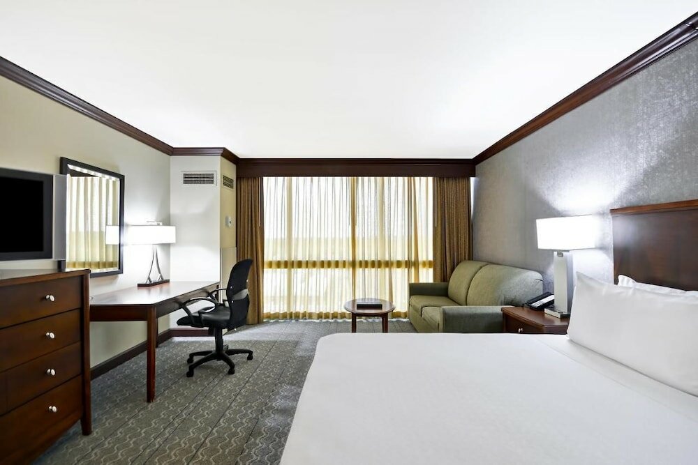 Фото Crowne Plaza Tulsa - Southern Hills