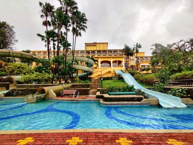 Гостиница Fariyas Resort Lonavala в Лонавала