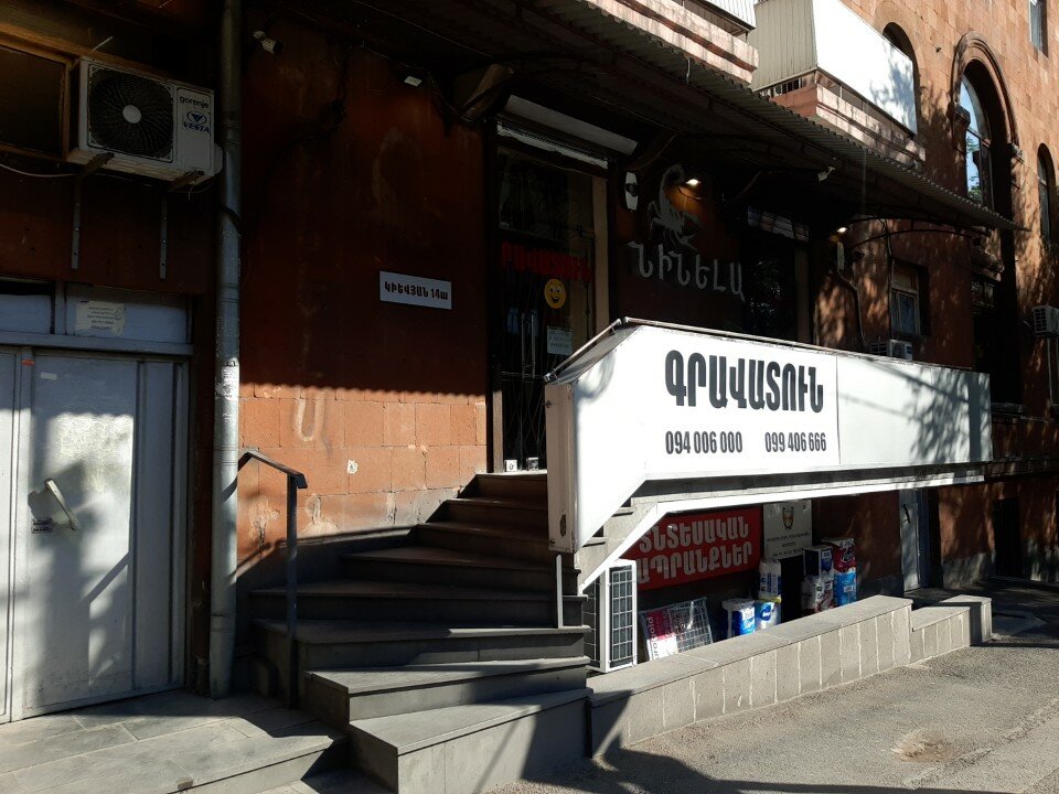 Түкті жетілген киска ит стилінде тұрады