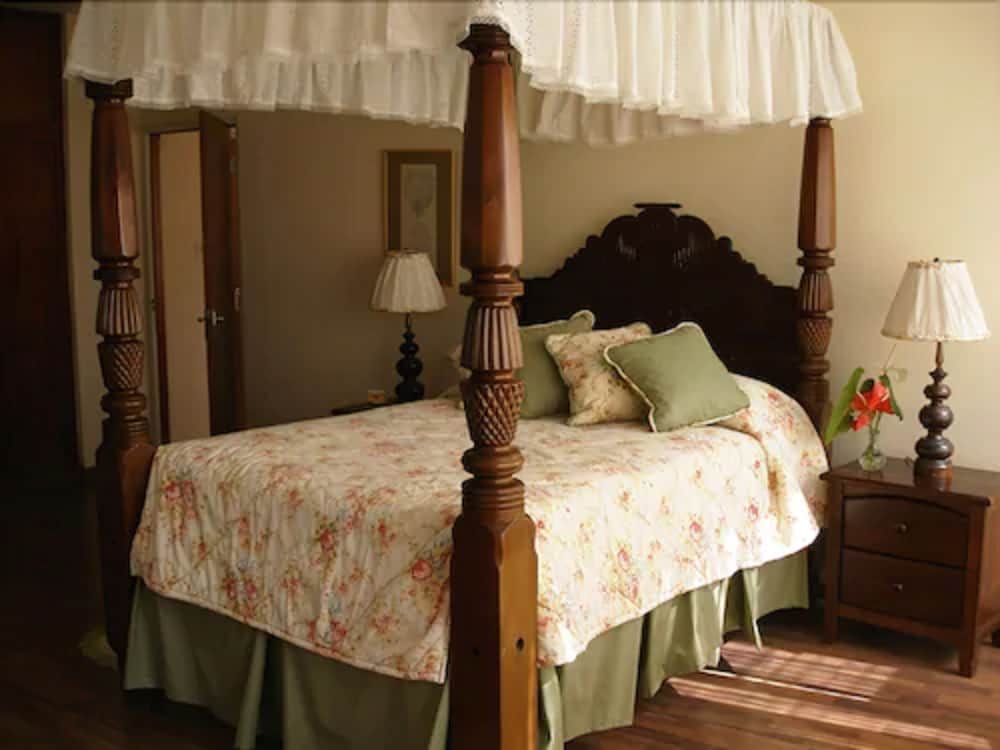 Фото The Mandeville Hotel