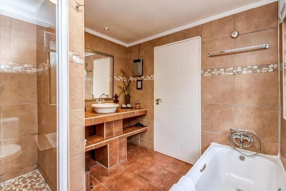 Фото Sitatunga Guest Lodge & Transfers