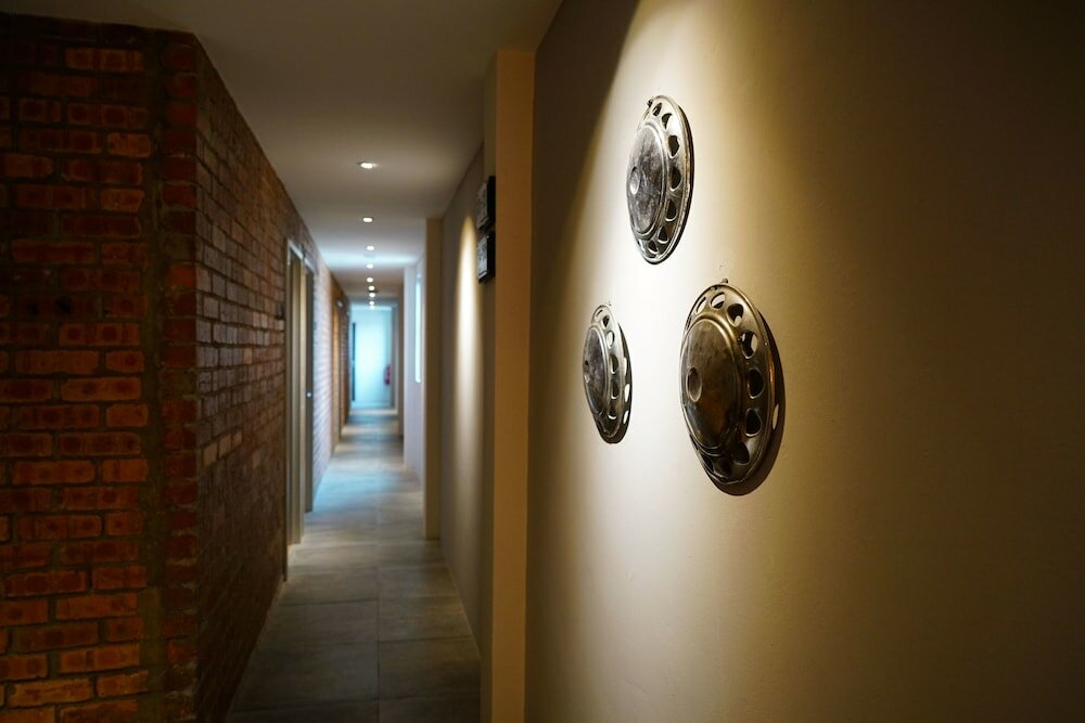 Фото Brick Box Hotel