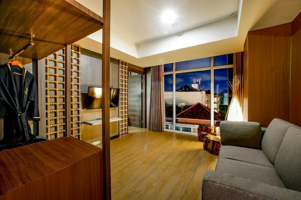 Фото Bedrock Hotel