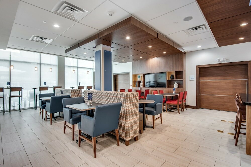 Фото Holiday Inn Express & Suites Dallas North - Addison, an Ihg Hotel