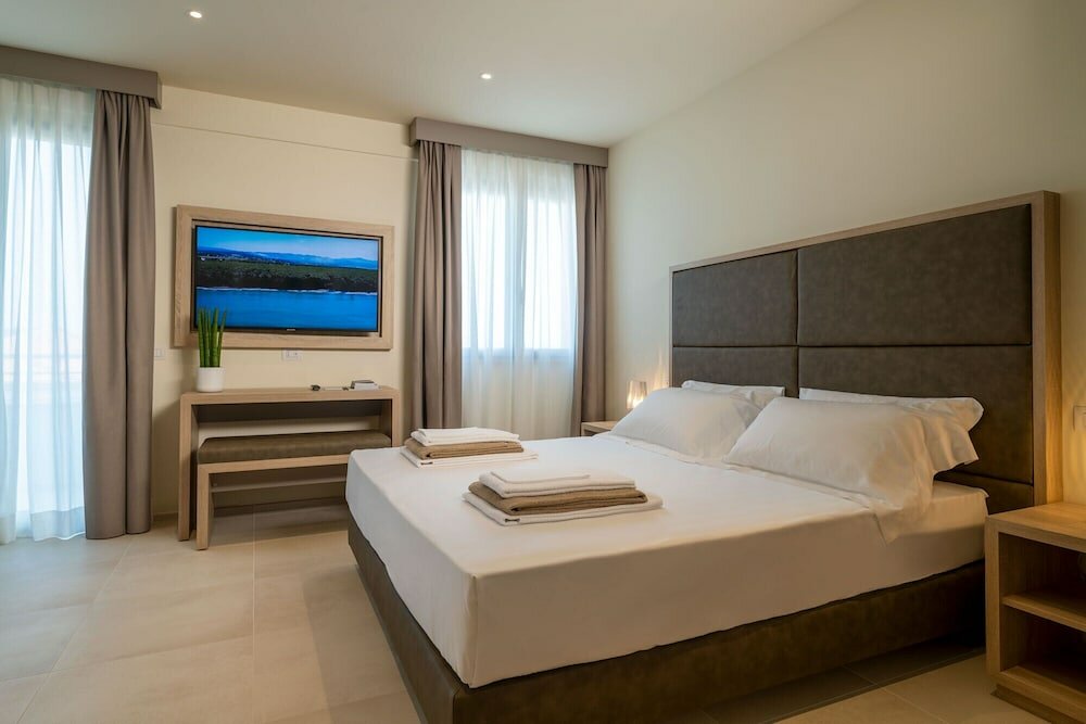 Фото Palace Lido Hotel & Suites