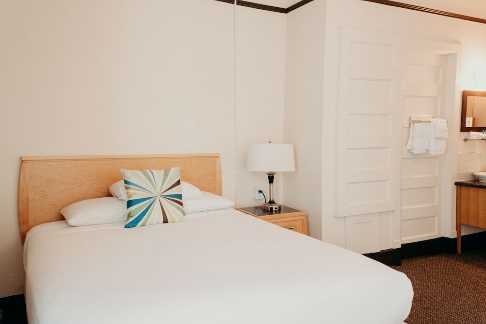 Фото The Moore Hotel