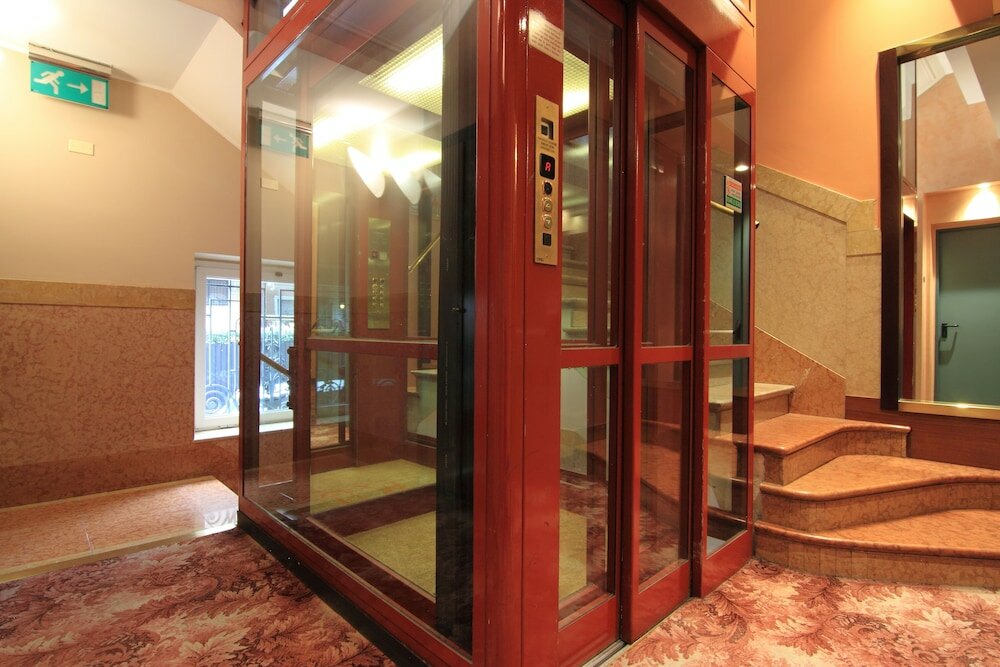 Фото Metro Hotel