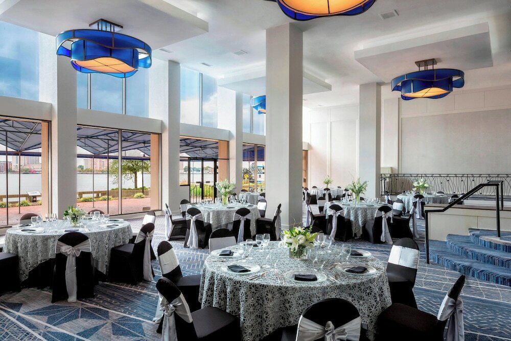 Фото Sheraton Norfolk Waterside Hotel