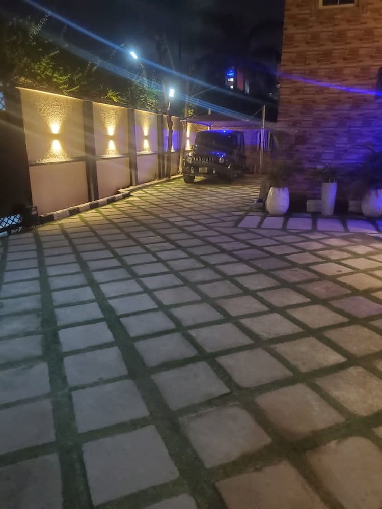 Фото Charlies Place And Suite