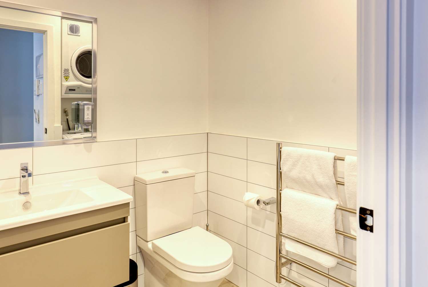 Фото Ramada Suites by Wyndham Victoria Street West