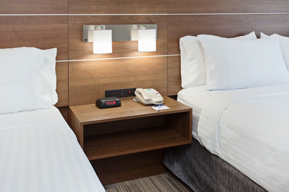 Фото Holiday Inn Express & Suites Corona