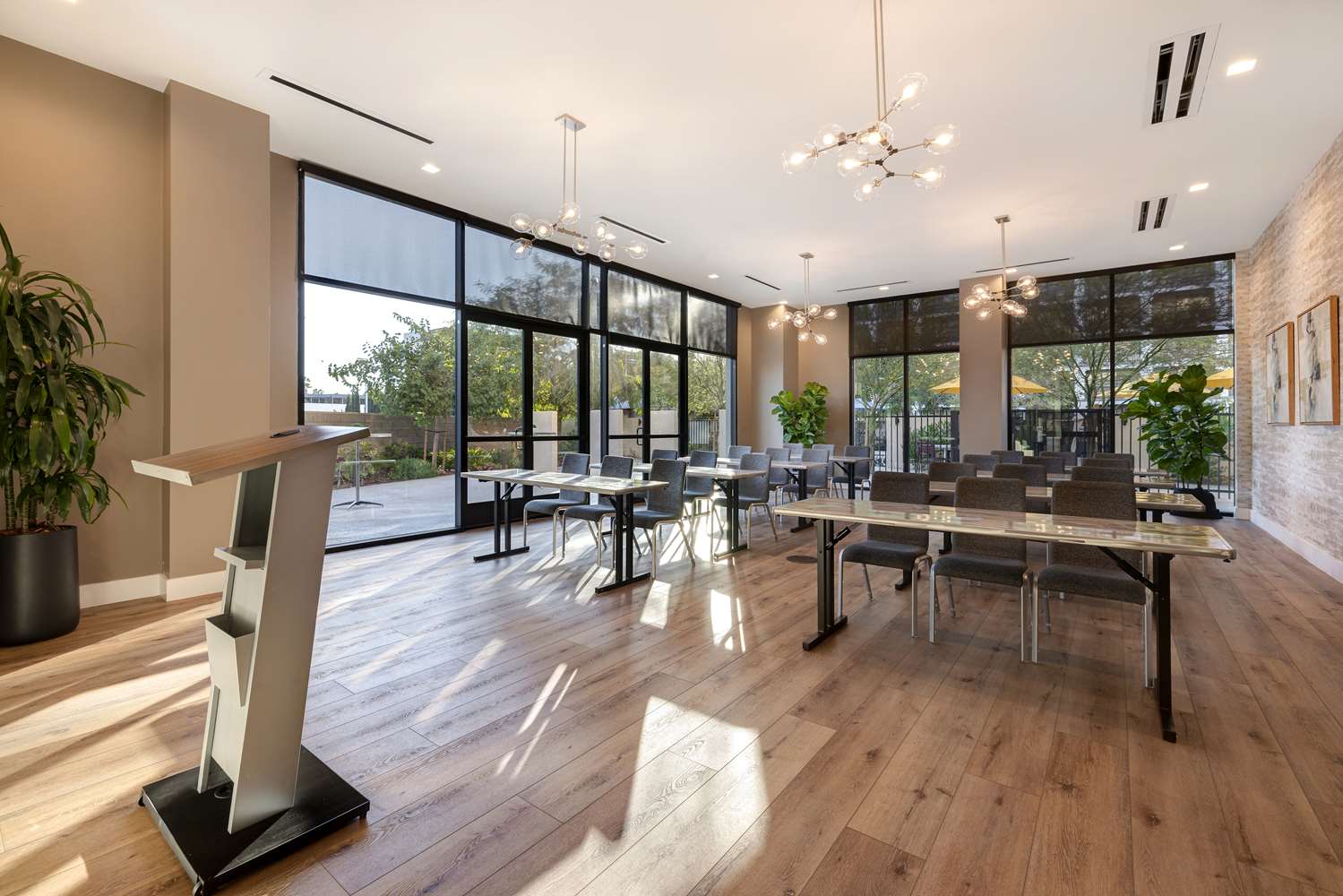 Фото Home2Suites by Hilton Anaheim Resort