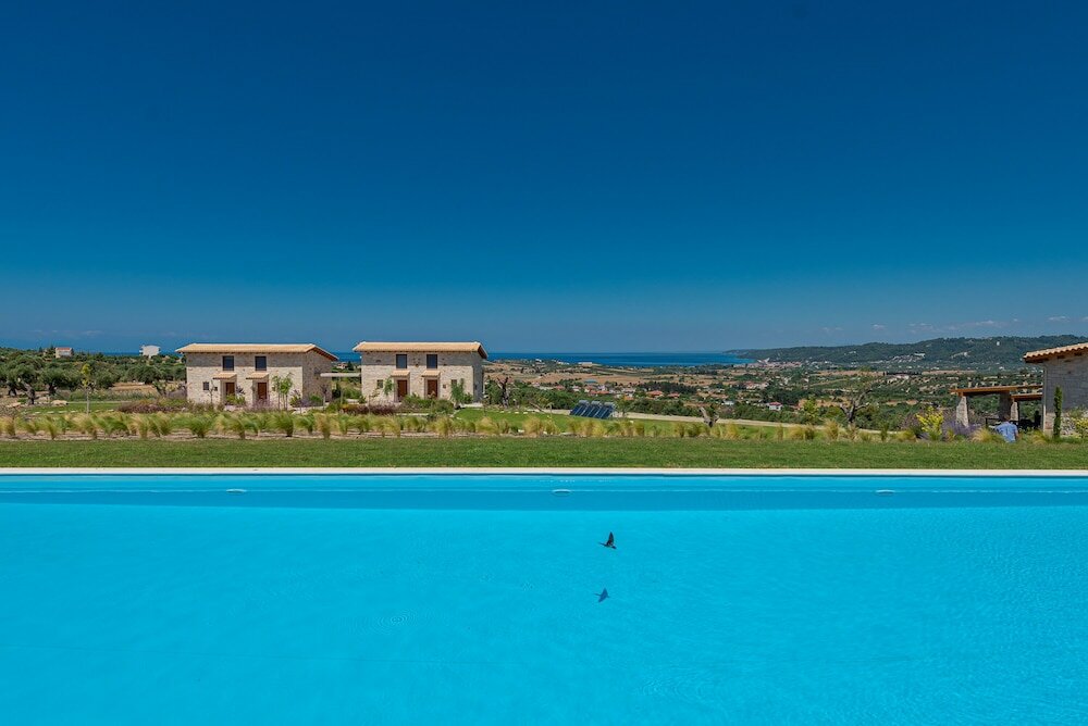 Фото Mint Retreat Suites