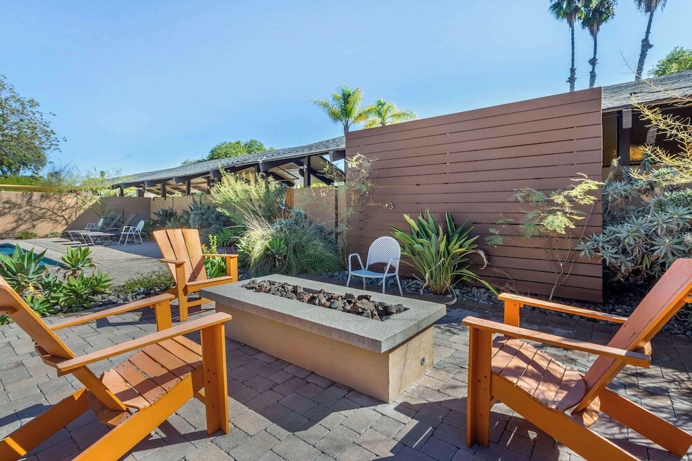 Фото Carlton Oaks Lodge, Ascend Hotel Collection