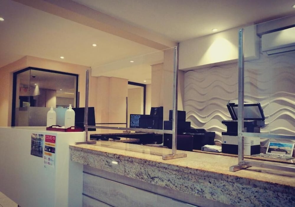 Фото Blue Lagoon Hotel and Conference Centre