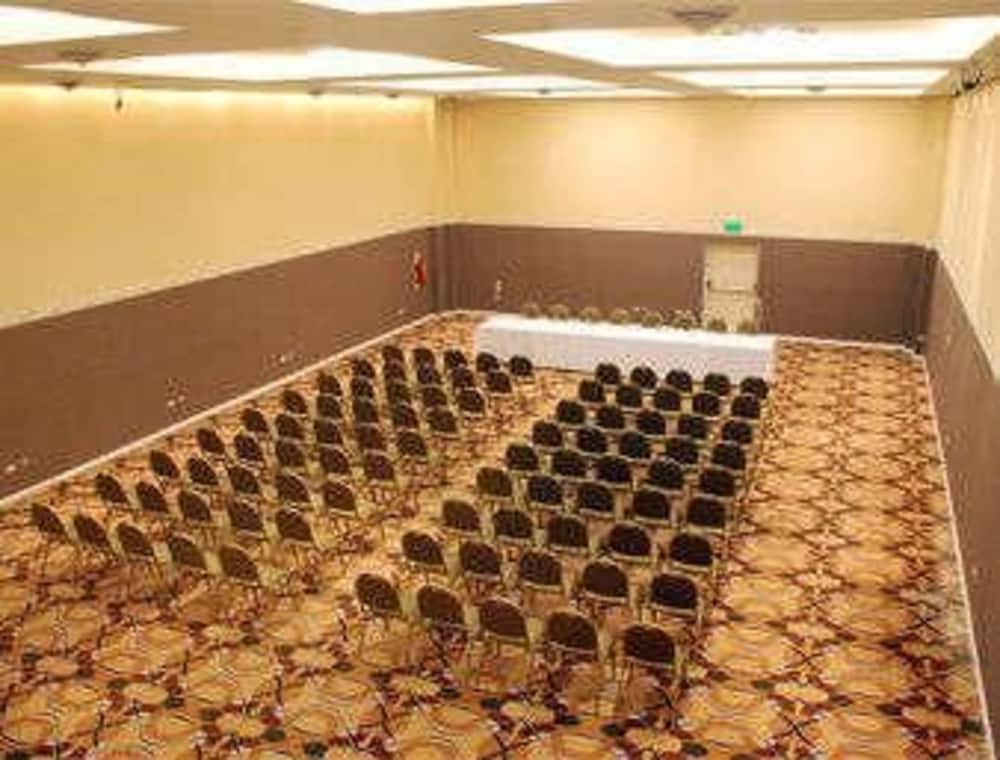 Фото Howard Johnson by Wyndham Villa Maria Casino