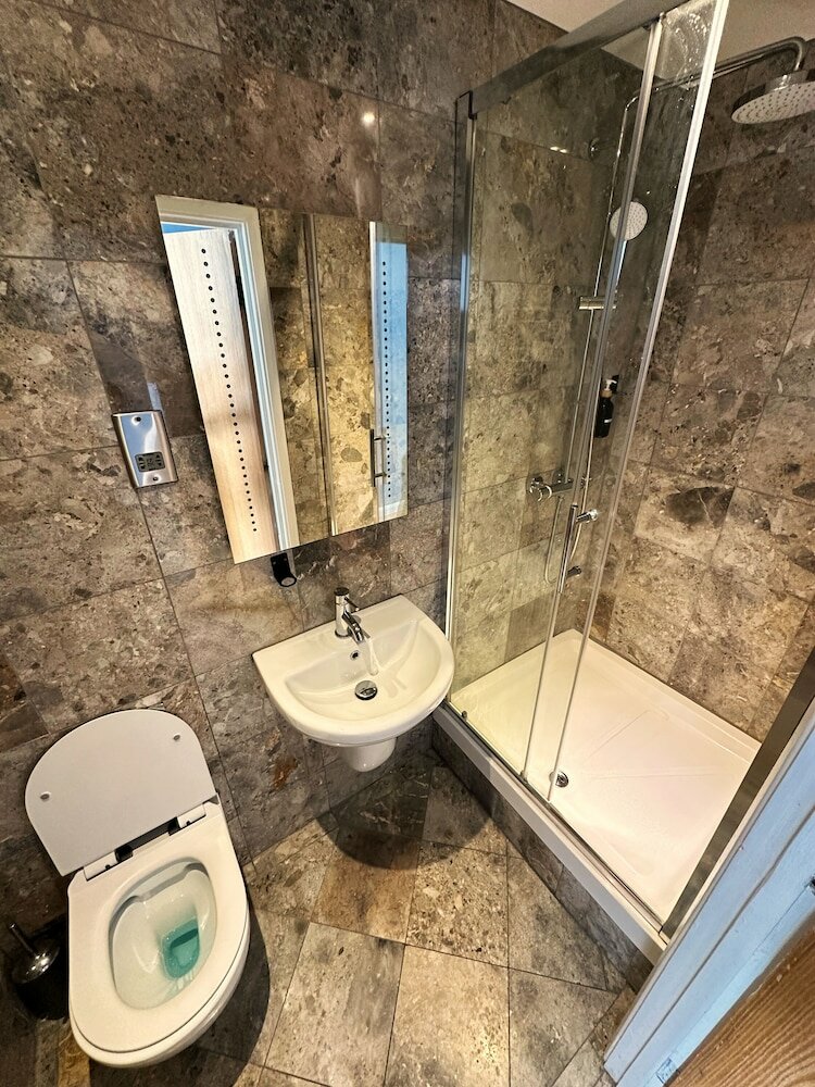 Фото Oyo Somerset Hotel Baker Street London