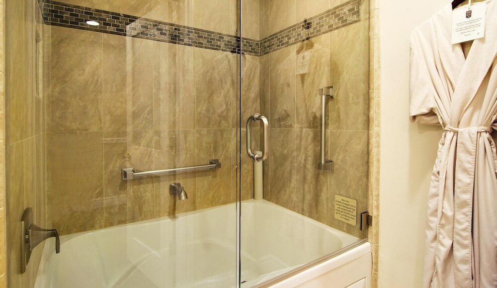 Фото Carriage House Inn