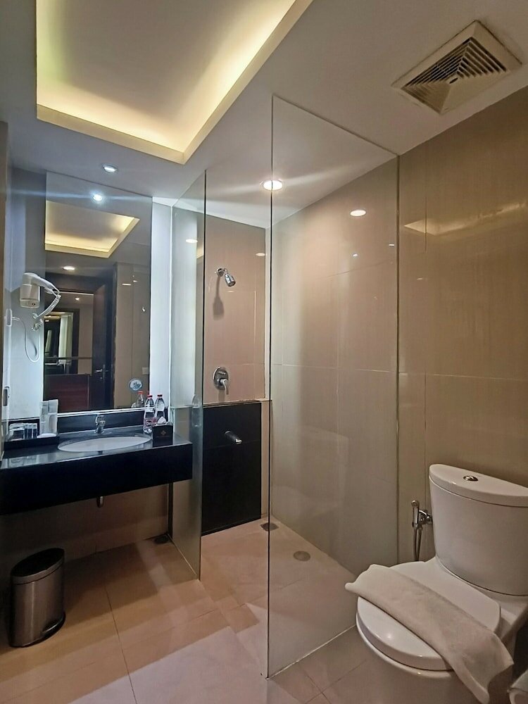 Фото Grand Cakra Hotel