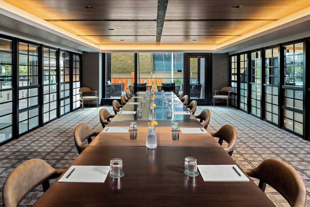 Фото The Trade, Autograph Collection