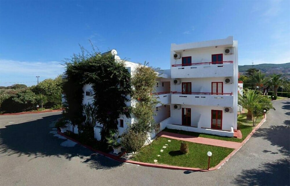 Фото Sandy's Studios Apartments & Log Villas