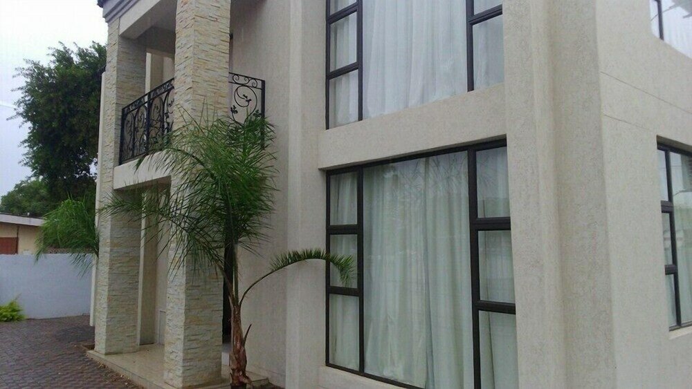 Фото First Avenue Guest House