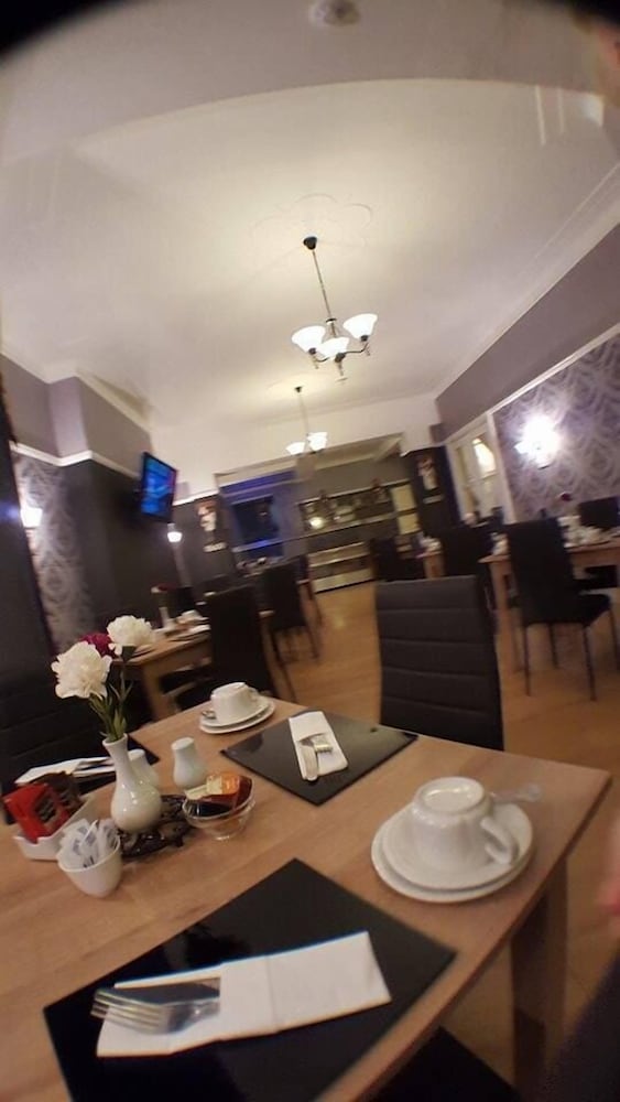 Фото Queens Plaza Hotel