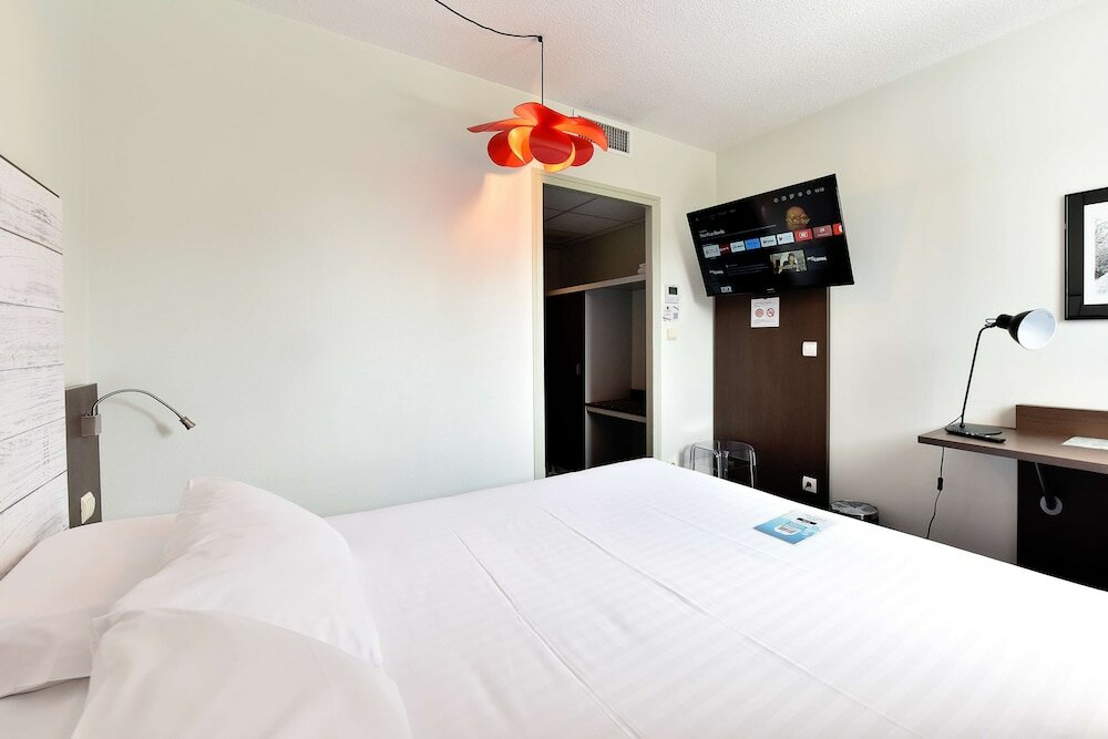 Фото Hôtel Kyriad La Rochelle Centre Ville