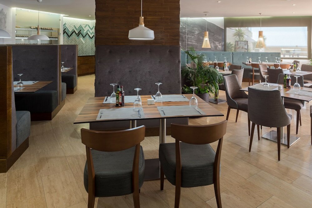 Фото Pearly Grey Ocean Club Apartments & Suites