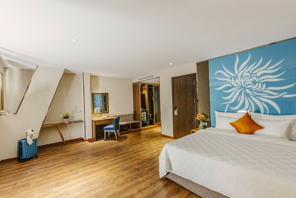 Фото Winsuites Saigon Hotel