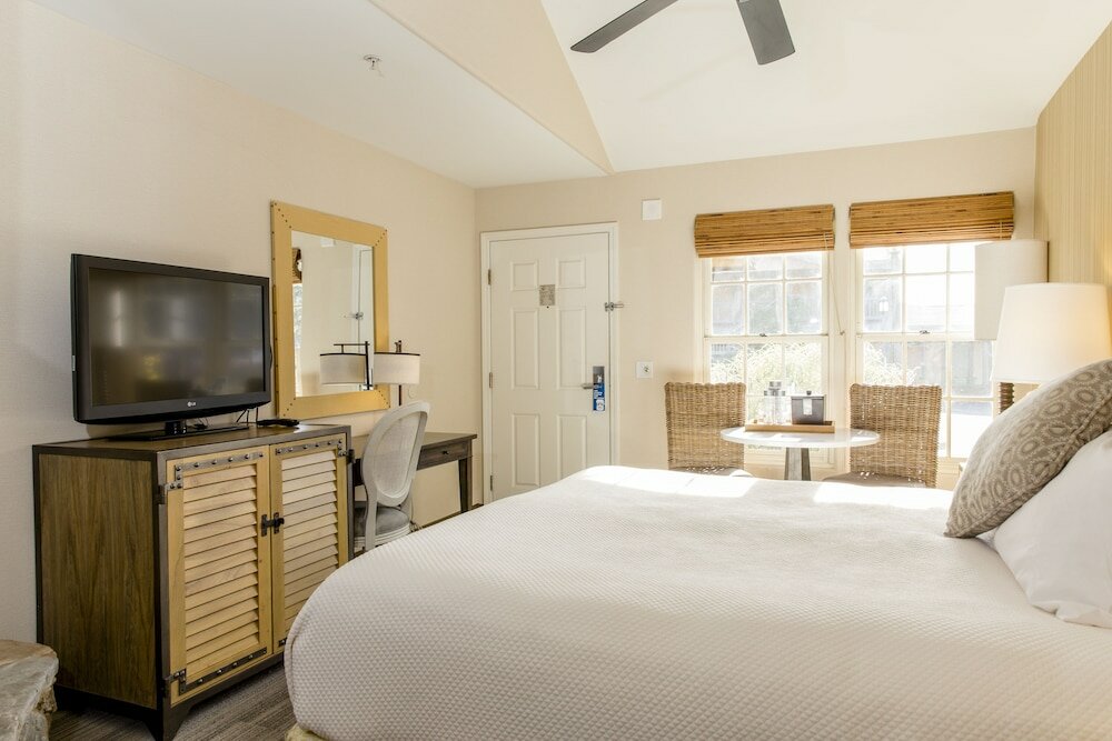 Фото Cottage Inn by The Sea