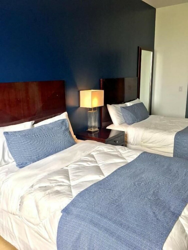 Фото Commodore Suites