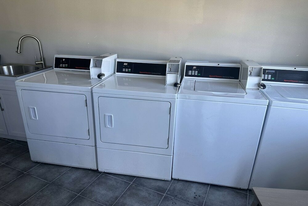 Фото Super 8 by Wyndham Oceanside Downtown