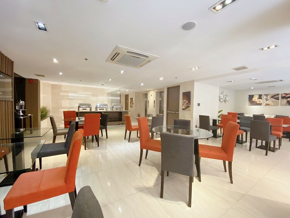 Фото The Luxe Hotel