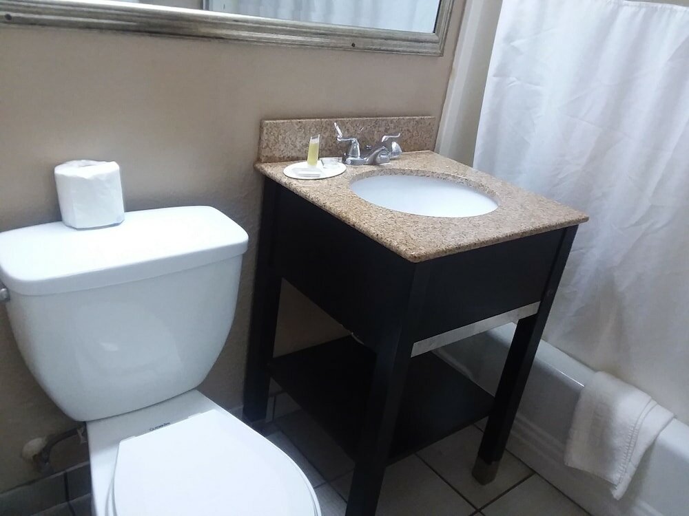 Фото Howard Johnson by Wyndham Historic Lake Charles