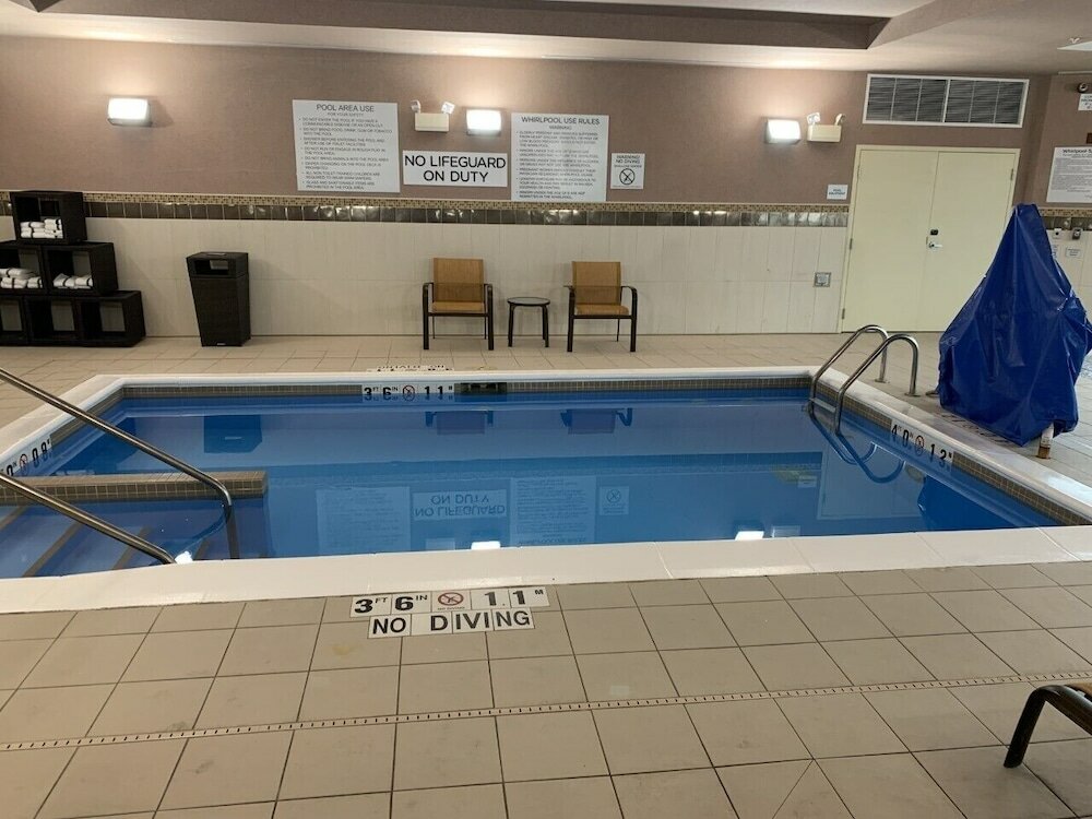 Фото Courtyard Milwaukee Airport