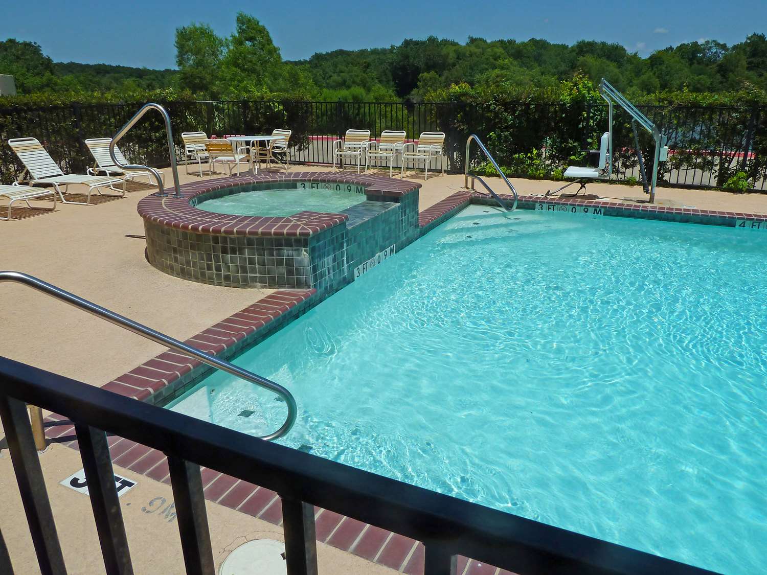 Фото Americas Best Value Inn & Suites Gun Barrel City