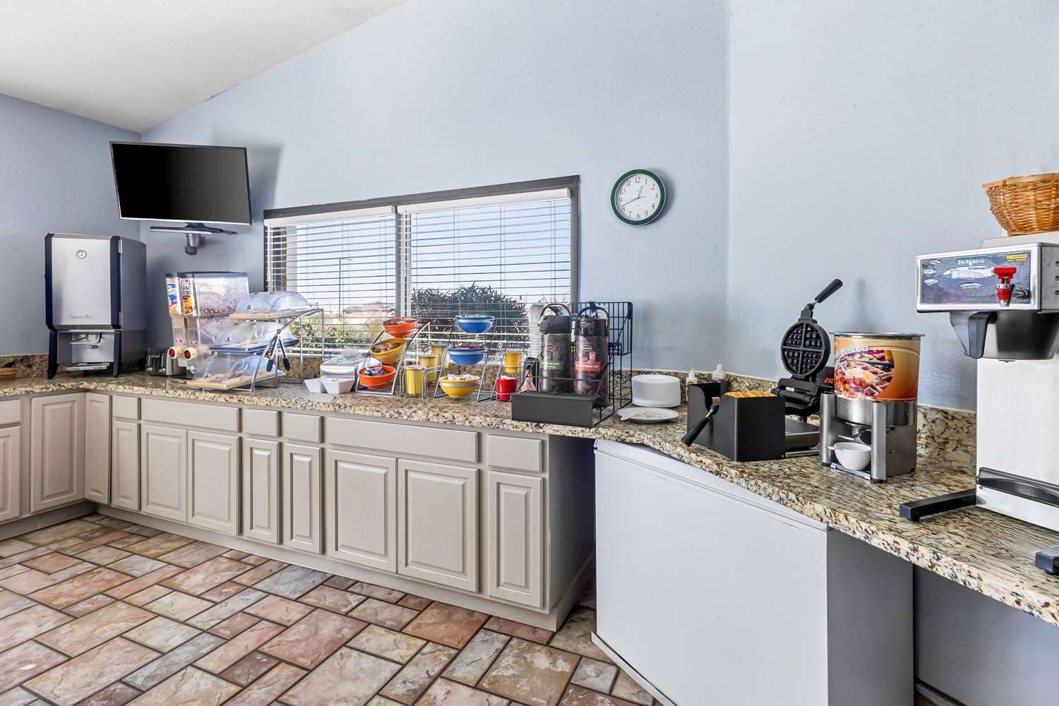 Фото Days Inn by Wyndham Buckeye