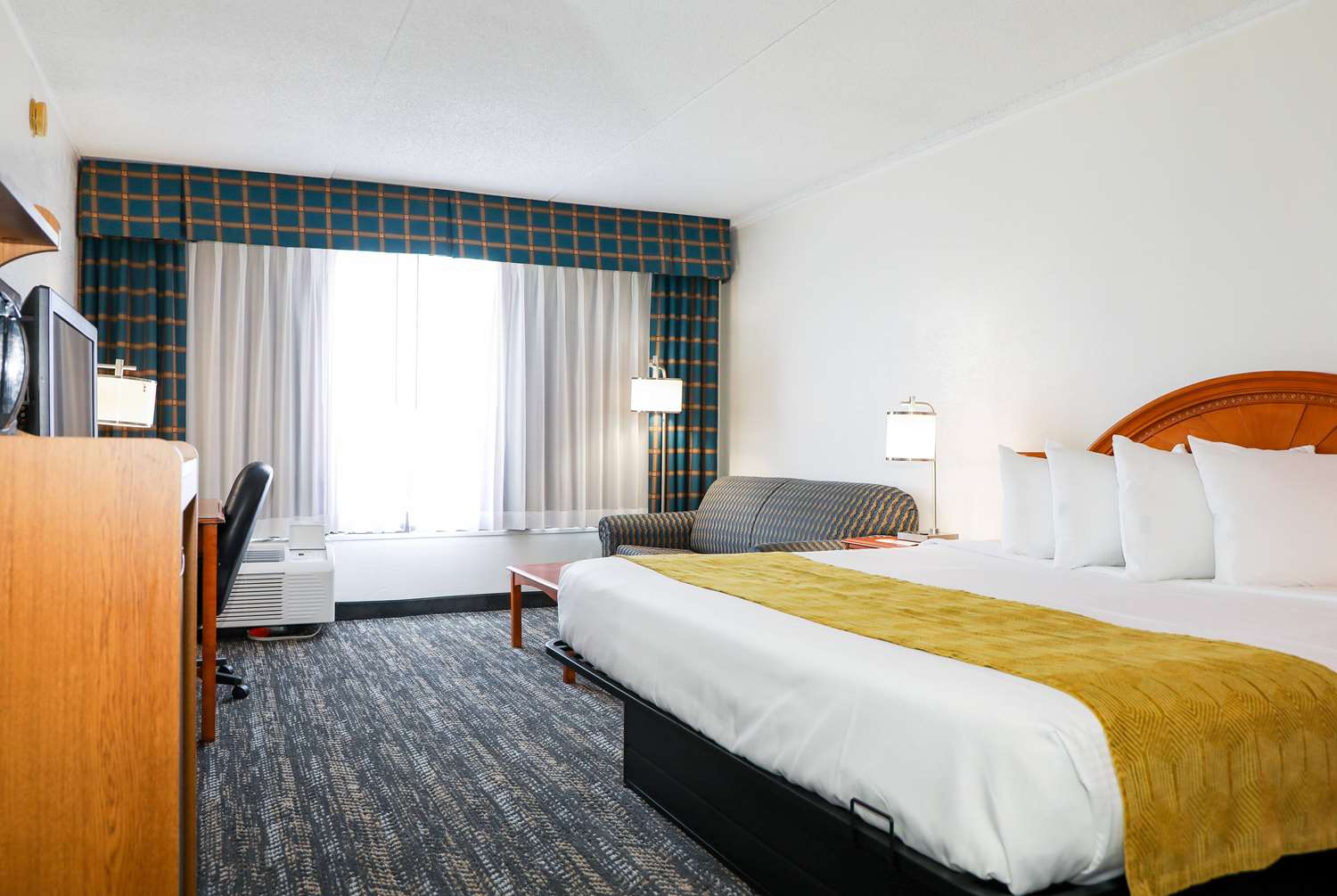 Фото Ramada by Wyndham Cumberland Downtown