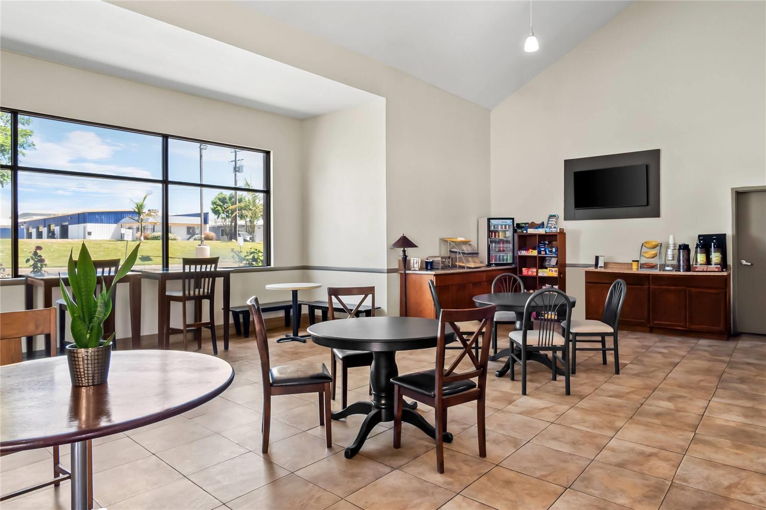 Фото Days Inn by Wyndham Fontana Rialto