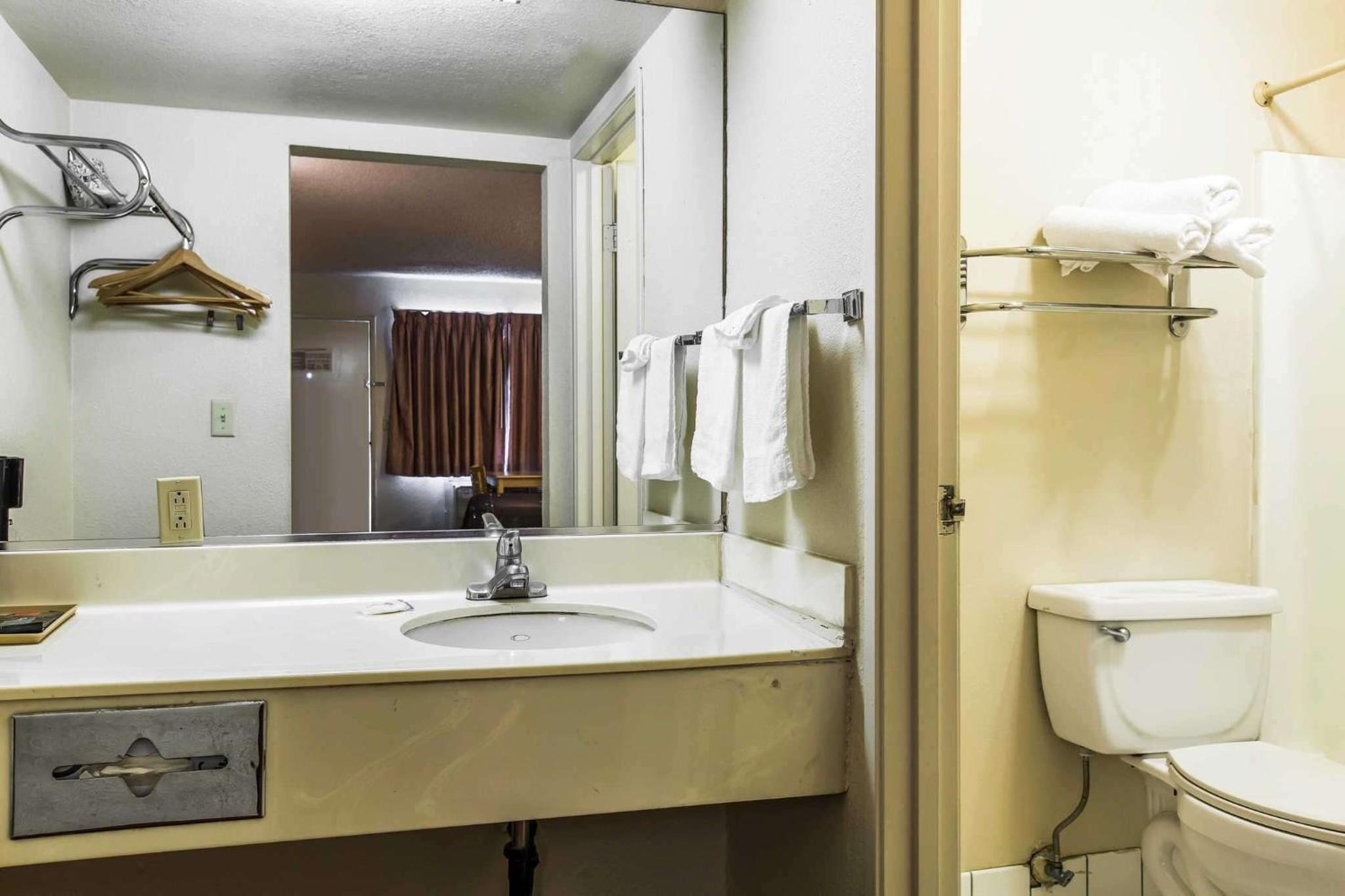 Фото Rodeway Inn Ontario Airport Mills