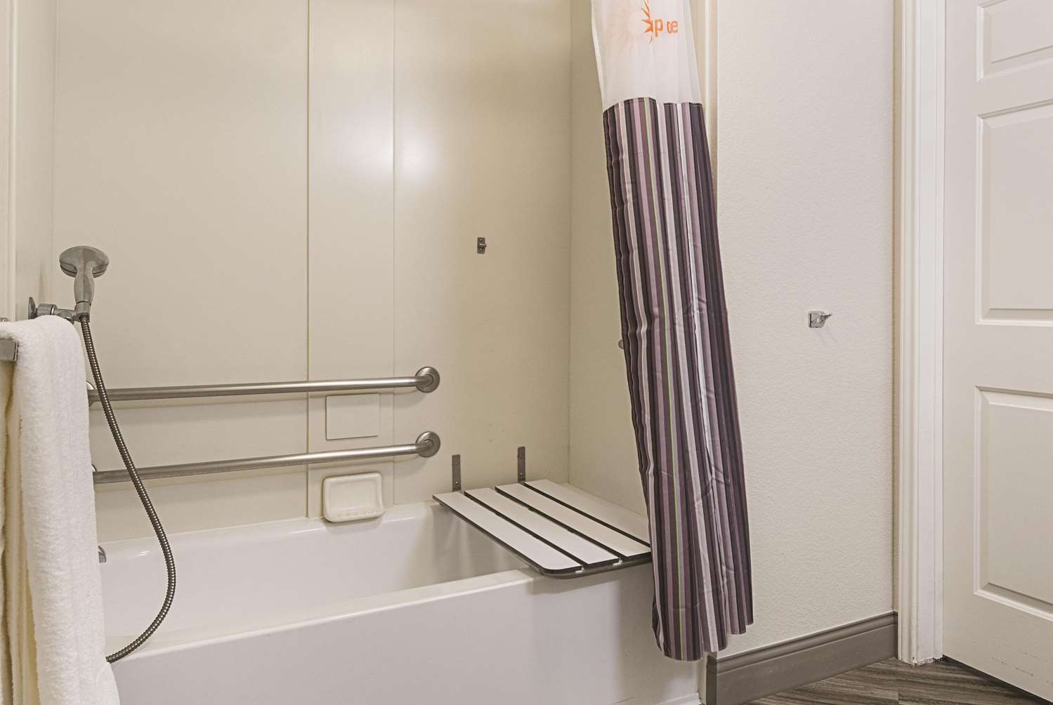 Фото La Quinta Inn & Suites by Wyndham Ontario Airport