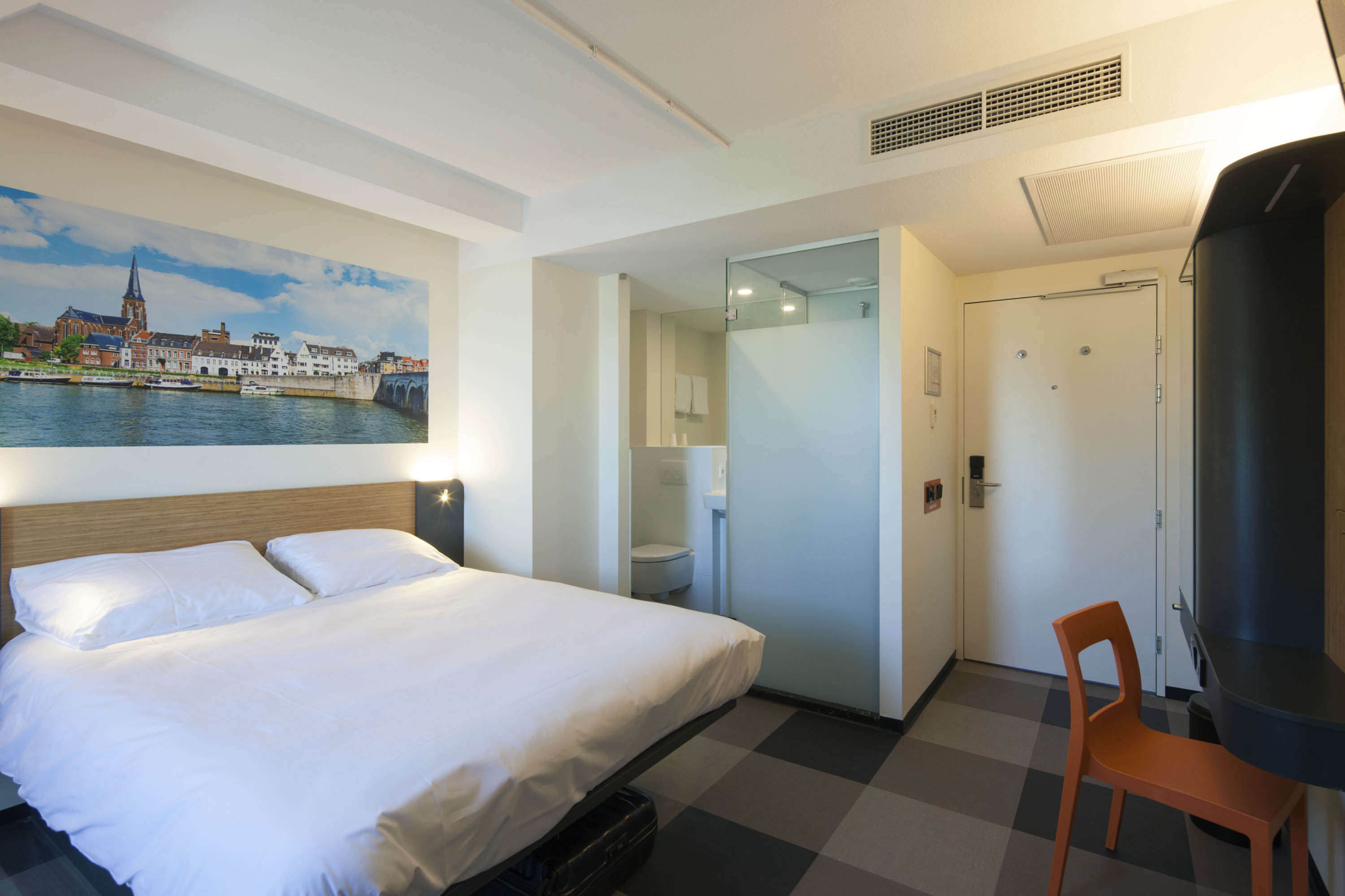 Фото EasyHotel Maastricht City Centre