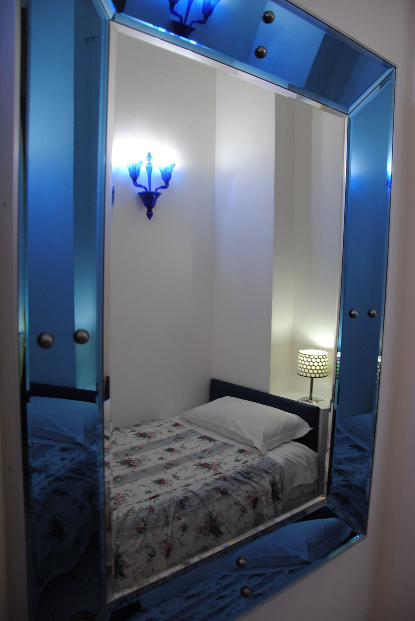 Фото White Vatican