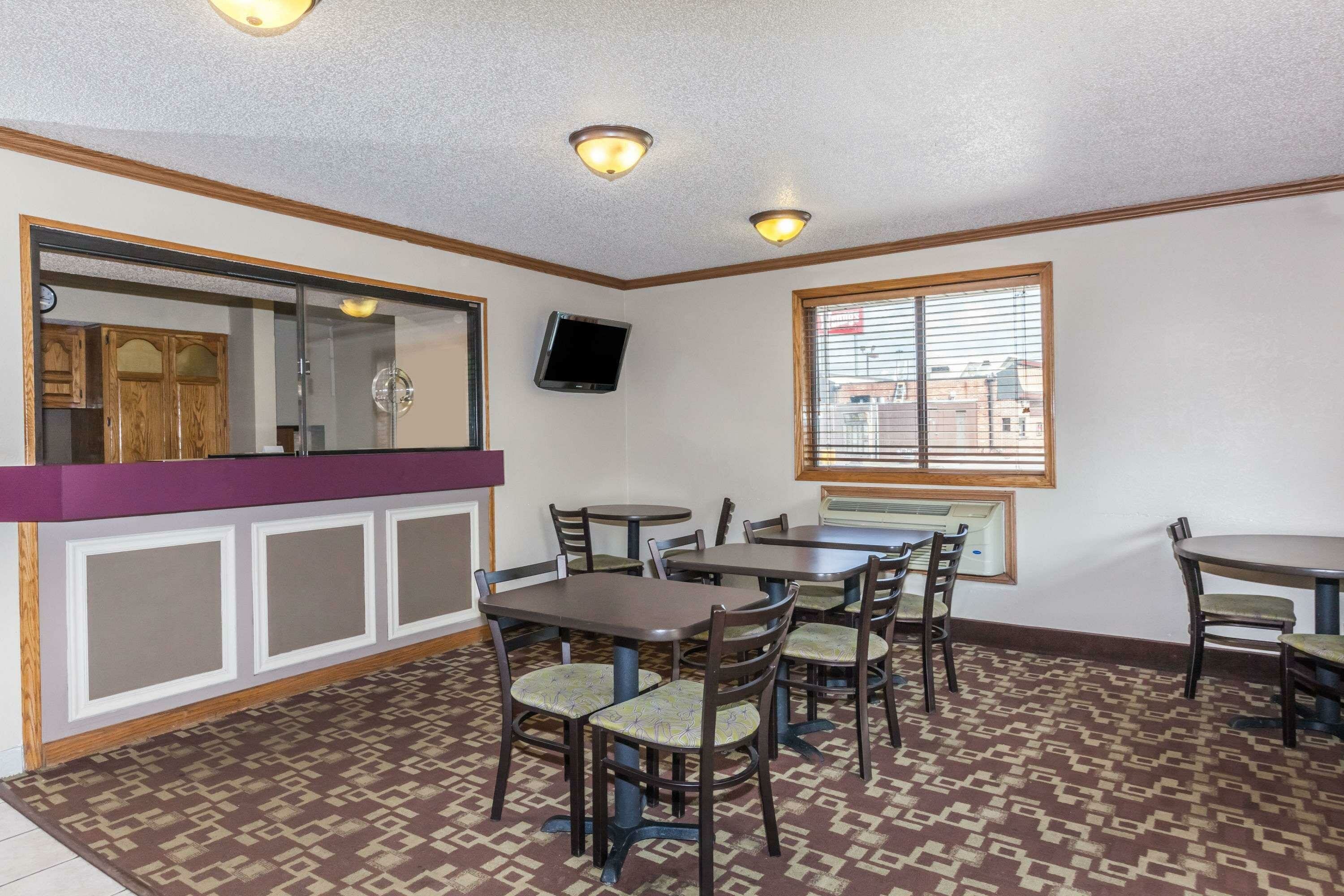 Фото Super 8 by Wyndham Dunbar/Charleston Area