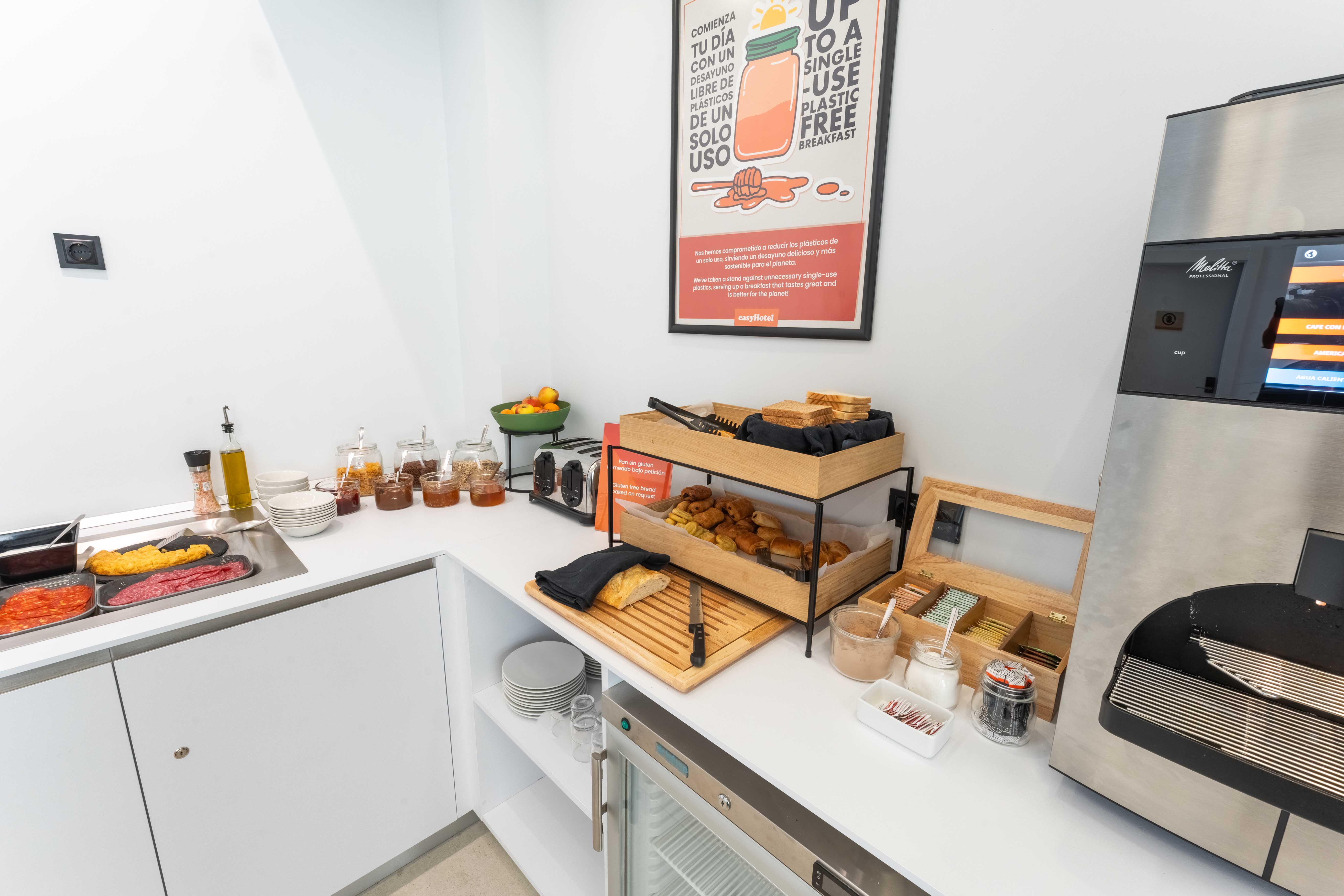 Фото EasyHotel Madrid Alcala